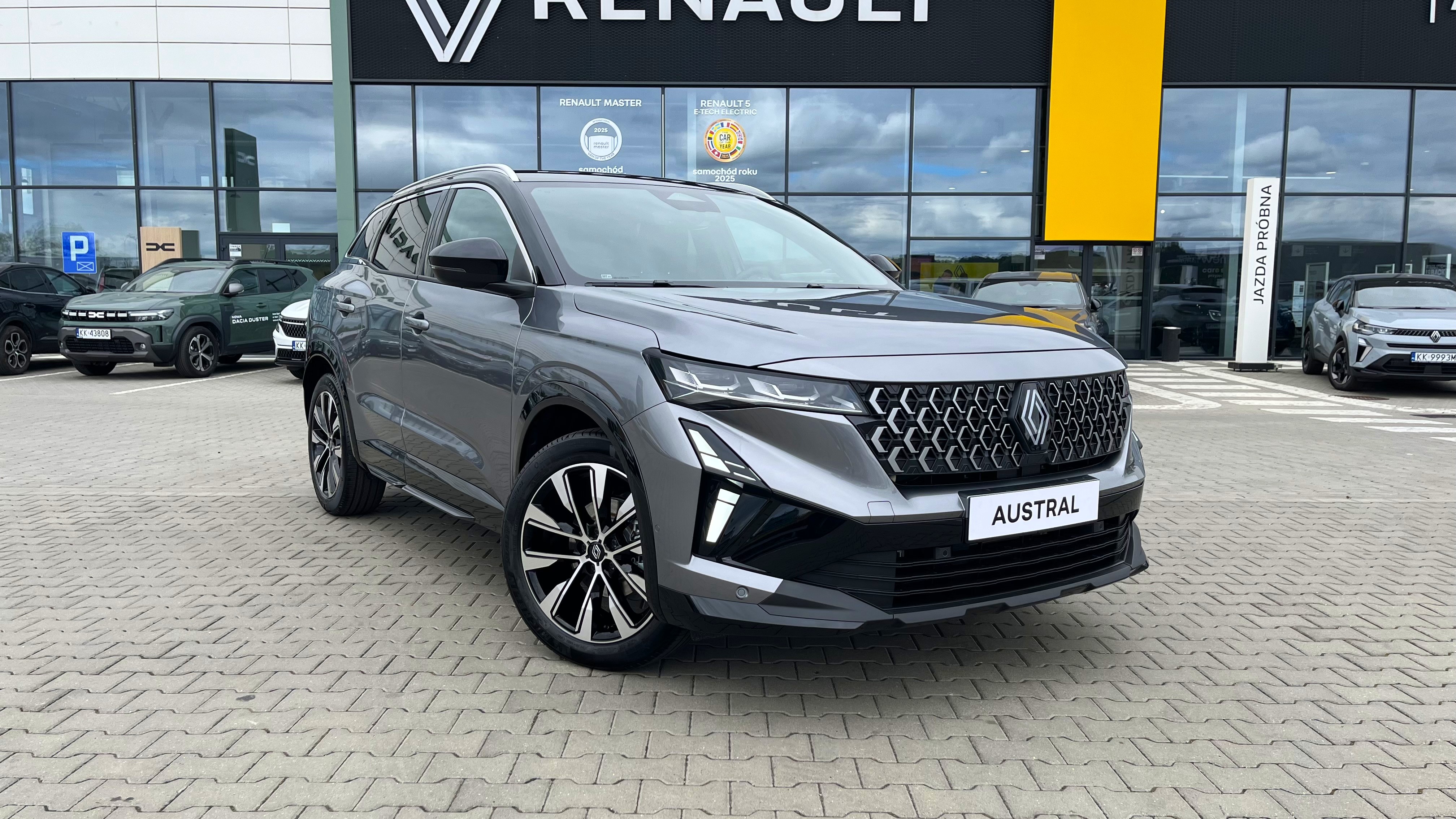 Renault Austral Techno 1.3 TCe 150 KM z automatyczną skrzynią biegów, kolor szary Schiste, na placu salonu Auto Spektrum.