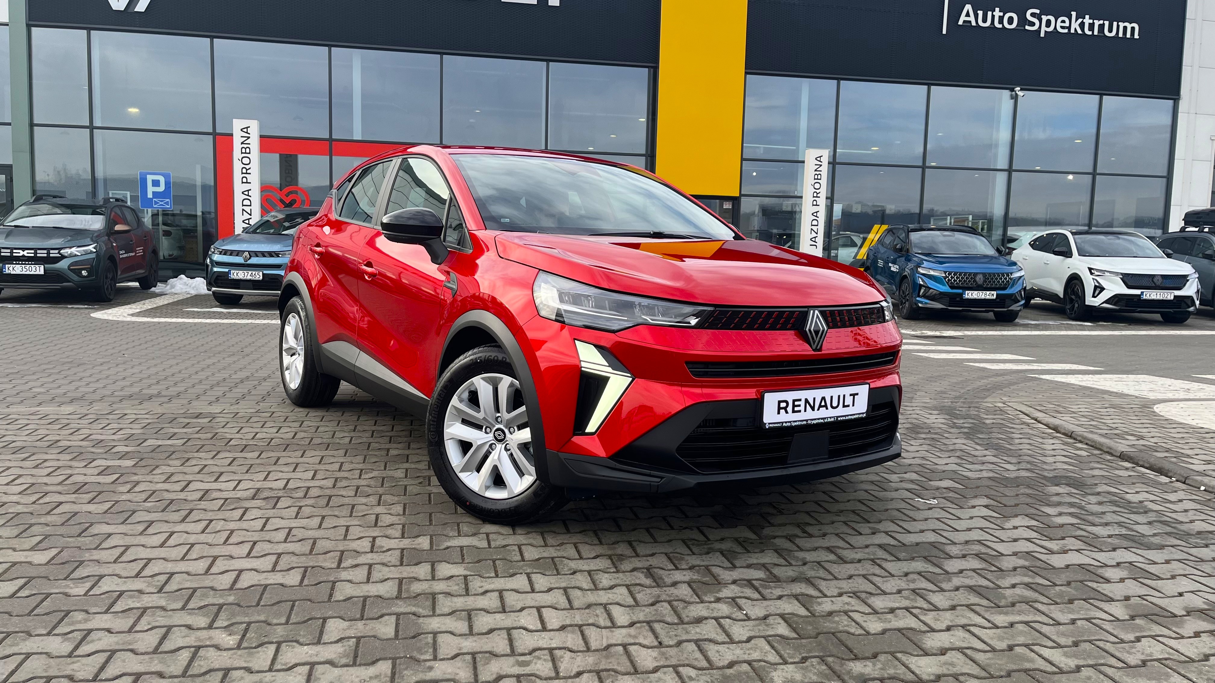 Renault Captur Evolution w czerwonym kolorze, na placu salonu Auto Spektrum w Rzeszowie.