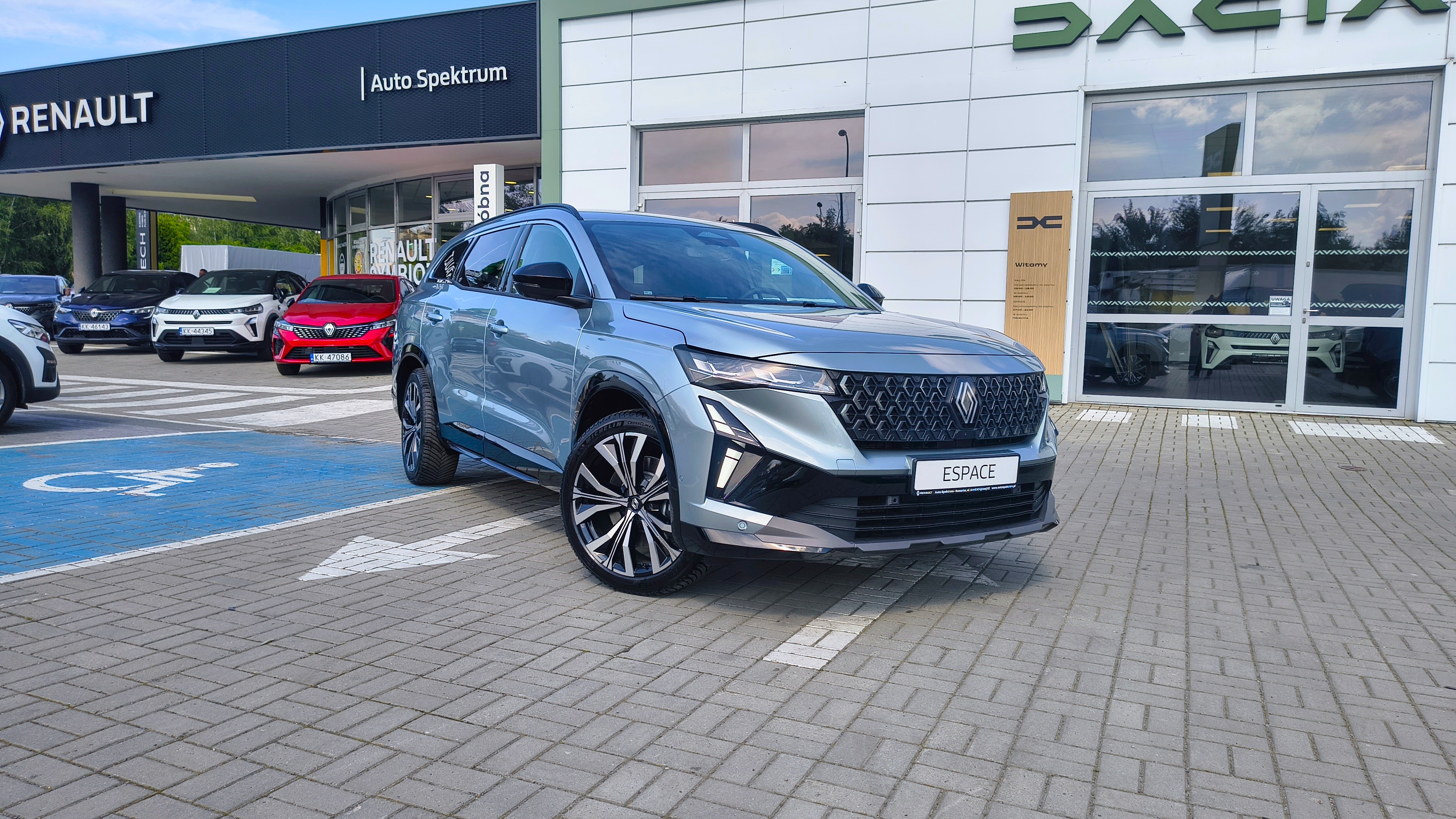 Renault Espace Techno E-Tech hybrid 200 KM, 5 miejsc, kolor szary Baltique, przed salonem Auto Spektrum w Rzeszowie.